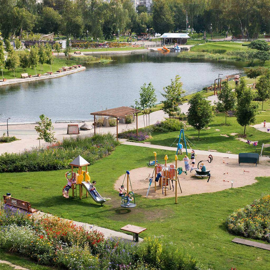 57 общественных пространств благоустроят в Татарстане в 2026 году Из них 23 это новые объекты а в 34 продолжатся работы по обновлению начатые в предыдущие годы Общая сумма финансирования предварительно 2 5 млрд рублей включая средства федерального проекта Формирование комфортной городской среды Всероссийского конкурса и республиканского бюджета Так в Казани предстоит взяться за первый этап благоустройства сквера Тебриз на пересечении улиц Декабристов и Восстания первый этап благоустройства смотровой площадки в ЦПКиО им Горького благоустройство площади у памятника А М Бутлерову третью очередь благоустройства бульвара Серова в Набережных Челнах это четвертый этап Набережной им Фикрята Табеева в Менделеевске второй этап благоустройства пейзажного парка Камашево в Бугульме первый этап благоустройства Детского парка в Лениногорске первый этап благоустройства парка Малыш в Альметьевске первый этап реорганизации территории больничного городка в Иннополисе второй этап благоустройства Квантового бульвара Благодаря победе в 2025 году во Всероссийском конкурсе лучших проектов создания комфортной городской среды в 2026 начинается реализация 6 общественных пространств Высокая Гора парк Заказанье Кукмор проект по ревитализации центральных городских улиц Ворошилова и Ленина от ул Чернышевского до ул Мусы Джалиля пгт Аксубаево благоустройство территории окруженной улицами Ленина Советская и Романова пгт Алексеевское территория окруженная улицей Казакова площадью Советская и Соборной площадью Мензелинск Путь от придорожной к комфортной городской среде Благоустройство улицы Кариева Тетюши Диалог поколений возрождение улицы Малкина Полный список общественных пространств которые будут благоустроены в 2026 году можно посмотреть на сайте Института развития городов Татарстан Большая работа предстоит Муниципалитеты станут еще красивее и комфортнее imenno116