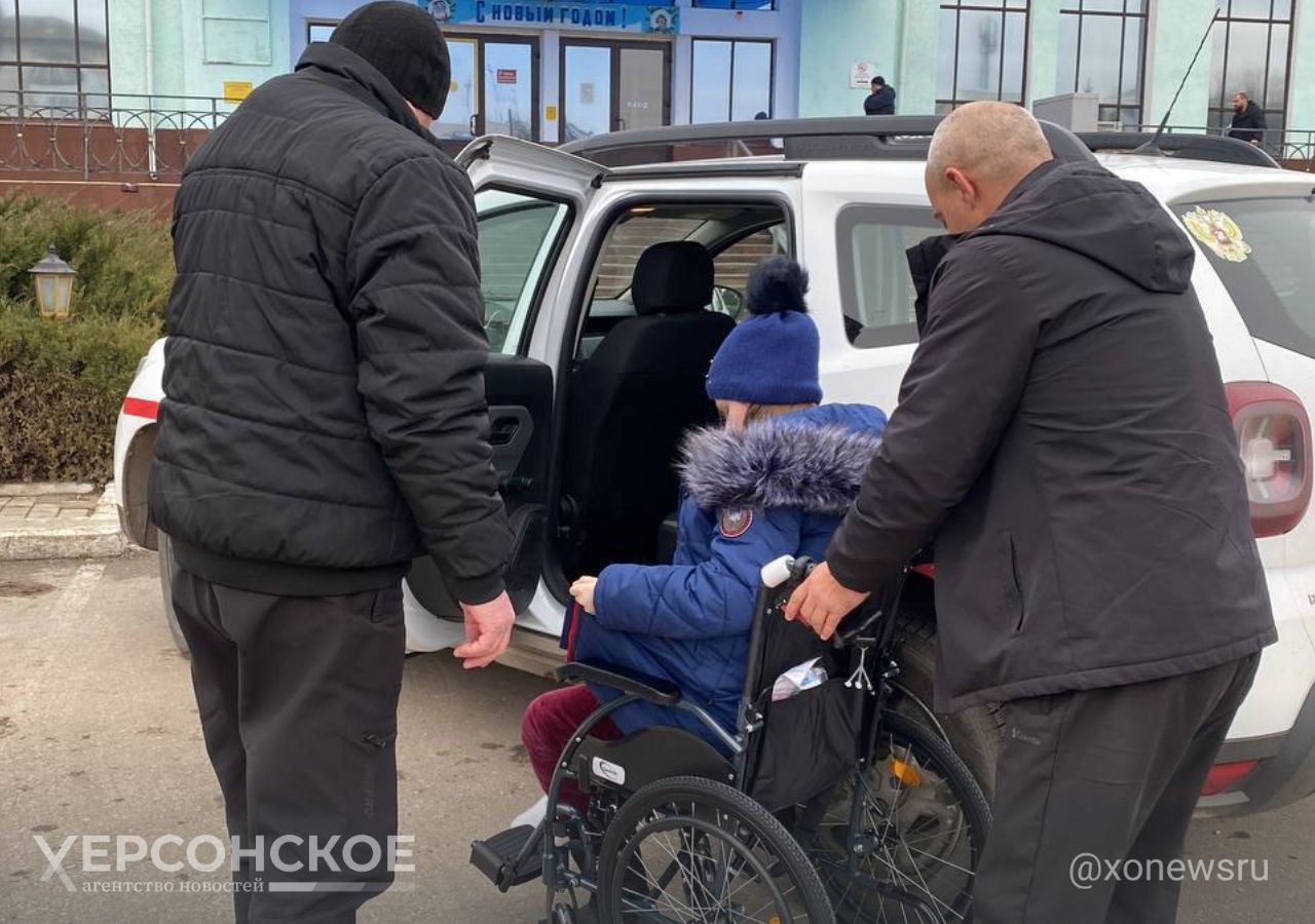 Девочку, пострадавшую при обстреле Новой Каховки, отправили на лечение в Москву  «Сработали большой командой и оперативно! Билеты на поезд до столицы приобрел депутат Херсонской областной Думы от „Единой России“ Евгений Кузьмин. Он же предоставил костыли и коляску для поездки. Отца 15-ти летней Лизы из Новой Каховки до Геническа довезла машина администрации, ее организовал глава города Виталий Гура. Машину и сопровождающего медицинского работника семьи из Геническа до Джанкоя предоставила Геническая центральная районная больница по поручению Минздрава Херсонской области», — рассказал сенатор от Херсонской области Игорь Кастюкевич.   В РДКБ девочку доставят специалисты Центра медицины катастроф. Всю необходимую помощь семье девочки после лечения пообещал предоставить губернатор региона Владимир Сальдо.     , VK и ОК и читайте новости на нашем сайте