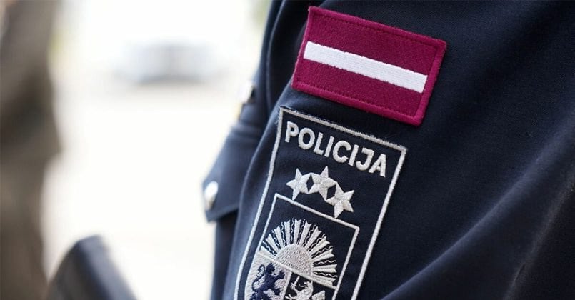 В конце мая Государственная полиция Латвии задержала мужчину 1982 года рождения, который за плату помогал клиентам наладить доступ к российским телеканалам. Речь идет о таких каналах, как «Первый канал», «Россия 1», «Россия РТР/RTR Planeta», «НТВ Мир», «ТВ Центр», «РЕН ТВ» и Russia Today. Кроме того, дополнительно указывается, что с открытием сезона летних кафе и террас, Государственная полиция усиливает профилактический надзор в местах общественного досуга — в заведениях питания, барах, гостиницах и салонах красоты. Основной задачей этих проверок является «предотвращение показа запрещённых телеканалов в общественных местах.
