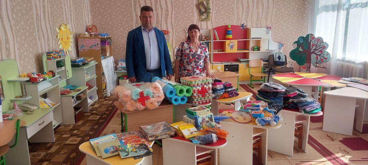 В Чаплынском муниципальном округе продолжается раздача гумпомощи из Ульяновской области На сей раз ребятам из Павловского ясли-сада Чаплынского района передали спортивный инвентарь, детские книги, канцелярские товары и новую одежду. Сбор груза в Ульяновской области координировал общественник и многодетный отец Александр Брагин, который постоянно поддерживает детей этого района Херсонской области. Последняя партия позволила обеспечить более 100 детей одеждой, спортивной формой, канцелярскими товарами, книгами. "Очередную партию гумпомощи передали в Павловский ясли-сад. Особая благодарность всем ульяновцам, кто принимает участие в сборе грузов. В силах каждого взрослого не просто обеспечить детей из Херсонской области необходимыми вещами, но и положительно влиять на их эмоциональное состояние, наполняя их сердец радостью и теплом", - поделился Александр Брагин. #Помощь #Дети