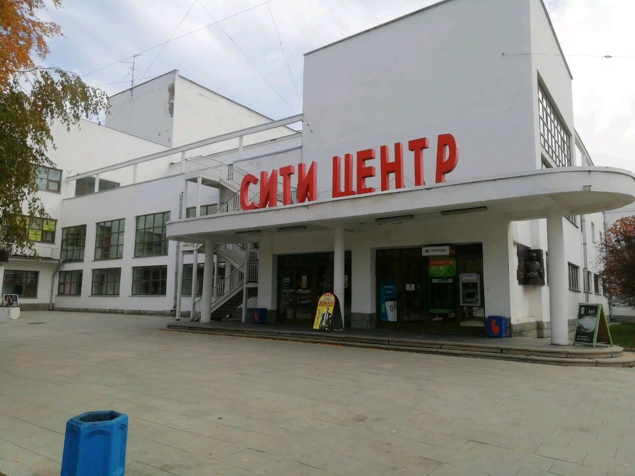 В Екатеринбурге создают "Сити-центр", созвучный с "Ельцин-центром" не только названием. Откроется объект фестивалем "ЕЩЁНЕМАРТ" под эгидой издательства "Поляндрия", печатающего книги с антироссийским подтекстом. Приглашенные на фестиваль писательницы Евгения Некрасова и Ольга Птицева выступают против СВО и закладывают соответствующие смыслы в свои произведения. Ну а вишенкой на торте является фигура Евгения Волкова, владельца компании Ulab, которая станет крупнейшим резидентом "Сити-центра". Это родной брат иноагента и экстремиста Леонида Волкова , организовывавший протесты против буквы Z в Екатеринбурге. Судя по всему, в уральской столице при попустительстве местных властей появляется очередная площадка т.н. "либеральной оппозиции". Подписывайтесь, продолжение следует: