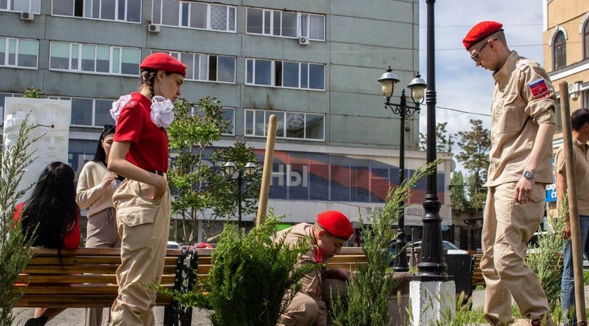 В Мелитополе активисты высадили можжевельники В Мелитополе прошла акция по озеленению города, в рамках которой активисты «Волонтерской Роты» высадили можжевельники. Об этом сообщили в телеграм-канале молодежного движения. «В Воронцовском сквере Мелитополя прошла акция по озеленению города в память о сотрудниках завода „Старт“, которые принимали участие в Великой Отечественной войне. Администрация Мелитополя продолжает программу благоустройства, включая посадку деревьев и кустарников в парках и скверах», — говорится в сообщении. Фото: пресс-служба администрации города Мелитополя Читать полностью