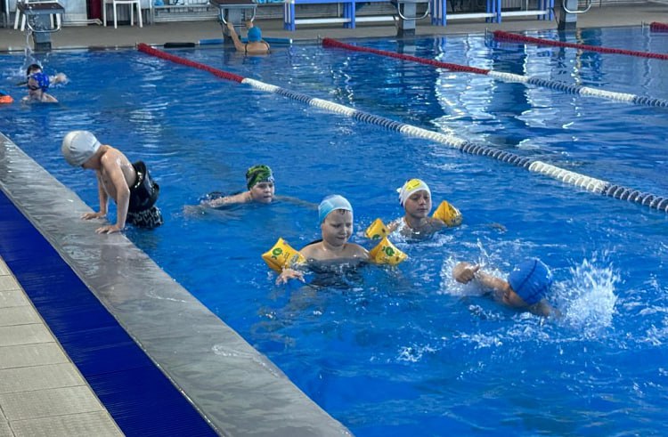 Бесплатно заниматься спортом в Приморье смогут дети инвалиды участники СВО и их дети  По инициативе Губернатора Приморского края Олега Кожемяко депутаты Законодательного Собрания региона в среду 29 октября внесли изменения в краевой закон О физической культуре и спорте в Приморском крае Теперь заниматься спортом бесплатно на спортивных объектах находящихся в собственности региона смогут дети инвалиды участники СВО и их дети  Как сообщили в министерстве физической культуры и спорта на заседании приморского парламента депутаты поддержали предложение Губернатора Приморского края Олега Кожемяко направленное на повышение доступности физической культуры и спорта для социально значимых категорий граждан Теперь бесплатно посещать спортивные объекты смогут дети инвалиды участники специальной военной операции их дети а также дети погибших участников СВО в возрасте до 18 лет Ранее краевой закон предоставлял такую возможность детям из малоимущих и многодетных семей детям сиротам и инвалидам Принятые изменения позволят большему числу приморцев вести активный образ жизни и заниматься спортом Создание условий для занятий спортом всех жителей региона остаётся приоритетным направлением социальной политики Благодаря поддержке федеральных программ и национальных проектов в Приморье продолжается строительство и модернизация спортивной инфраструктуры Новые изменения в законодательстве позволят сделать эти объекты доступными для большего числа приморцев подчеркнул министр физической культуры и спорта Приморского края Жан Кузнецов Кроме того краевые парламентарии внесли уточнения в проект закона регулирующий присвоение звания Ветеран спорта Приморского края Этого звания смогут быть удостоены граждане проживающие на территории региона достигшие возраста 55 лет для женщин и 60 лет для мужчин обладающие профессиональной квалификацией в области физической культуры и спорта и имеющие не менее 20 лет трудового стажа именно в Приморском крае Дополнительным условием является наличие звания Ветеран труда Приморского края Принятые поправки направлены на развитие системы социальной поддержки повышение доступности спорта и укрепление статуса специалистов посвятивших жизнь развитию физической культуры и спорта в Приморском крае  Напомним последние новости о достижениях спортсменов модернизации спортивной инфраструктуры физкультурно спортивных мероприятиях на территории края можно узнать подписавшись на аккаунты министерства физической культуры и спорта Приморья в социальных сетях ВКонтакте Одноклассники и Телеграм