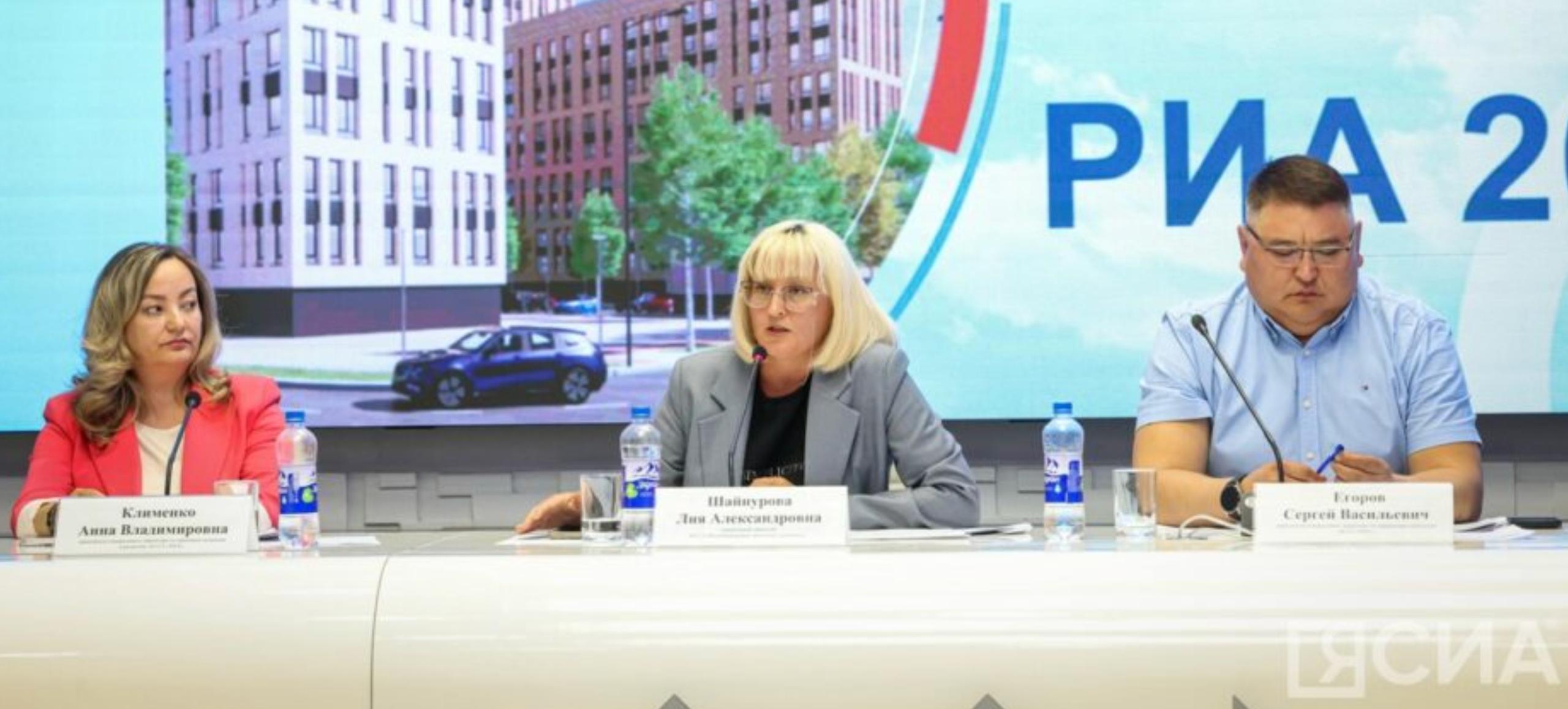 Аварийные дома Якутска обязанность есть у мэрии право у застройщика опасность у людей Да дома могут рухнуть но это проблема мэрии а не тех кто занимается комплексным развитием территории Прокуратура потребовала в суде признать незаконным дополнительное соглашение от 12 июля 2023 года заключенное между Минстроительства Якутии и СЗ АО Республиканское ипотечное агентство принадлежит Минимуществу Якутии указав что сроки расселения аварийных многоквартирных домов в рамках комплексного развития территории ул Космонавтов 17 ул Пионерская 21 и 41 ул Семена Данилова 14 1 ул Якутская 49 и 51 установленные вплоть до 2030 года являются незаконными По данным прокуратуры данные многоквартирные дома находятся в аварийном состоянии износ до 95 имеется угроза обрушения проживание людей в них опасно для жизни и здоровья поэтому срок расселения не должен превышать 6 12 месяцев Представитель РИА заявил в суде что компания является коммерческой организацией основной целью которой является извлечение прибыли Первоочередная обязанность по внеочередному расселению граждан из аварийного жилья лежит на мэрии Якутска Застройщик определяет очередность расселения в рамках соглашения самостоятельно Аналогичную позицию занял в суде представитель Минстроительства Якутии пояснив что очередность расселения граждан многоквартирных домов расположенных в границах комплексного развития территории регулируется застройщиком самостоятельно А те чье единственное жилое помещение признано непригодным для проживания обязанность по предоставлению жилых помещения таким гражданам вне очереди возложена на мэрию Мэрия Якутска в суде заняла позицию прокуратуры пояснив что соглашением между Минстроительства РС Я и РИА указано что застройщик обязуется своими силами и за свой счет осуществлять в рамках комплексного развития территорий в т ч мероприятия по расселению аварийных многоквартирных домов В связи с принятием Правительством Якутии решения о комплексном развитии территории Якутска расселение жителей это обязанность РИА учитывая отсутствие средств местного бюджета на исполнение решений суда о незамедлительном переселении граждан из аварийного жилья Однако Верховный суд Якутии 24 ноября в иске прокуратуре отказал разъяснив что само по себе принятие решения о комплексном развитии территории и заключение между Минстроительства РС Я и АО СЗ РИА соответствующего соглашения и последующего дополнительного соглашения к нему не освобождает мэрию Якутска от исполнения обязанностей возложенных ст 32 ЖК РФ То есть основная обязанность по расселению граждан из признанных аварийными домов создающих угрозу жизни лежит на Окружной администрации г Якутска а установленные дополнительным соглашением для АО СЗ Республиканское ипотечное агентство сроки расселения в рамках 10 летнего периода реализации проекта не противоречат Градостроительному кодексу РФ так как не превышают предельного срока реализации решения о комплексном развитии территории То есть выходит что суд констатировал правовой и административный тупик в котором оказались жители аварийных домов 1 Окружная администрация Якутска по закону ст 32 ЖК РФ обязана их расселить вне очереди так как дома угрожают жизни Уже есть вступившие в силу судебные решения обязывающие её это сделать Но у неё нет денег и ресурсов для исполнения как прямо заявил её представитель в суде 2 Застройщик РИА имеет по соглашению с регионом законное право расселять эти же дома по своему графику в рамках 10 летнего коммерческого проекта Суд признал эти сроки законными согласившись что цель РИА прибыль а не срочное спасение людей несмотря на то что график расселения до 2030 года неприемлем с точки зрения безопасности Таким образом безопасность жителей оказалась заложником коллизии между административными обязанностями коммерческими интересами и нормативными сроками Подписывайтесь на ТР в MAX ВКонтакте Telegram