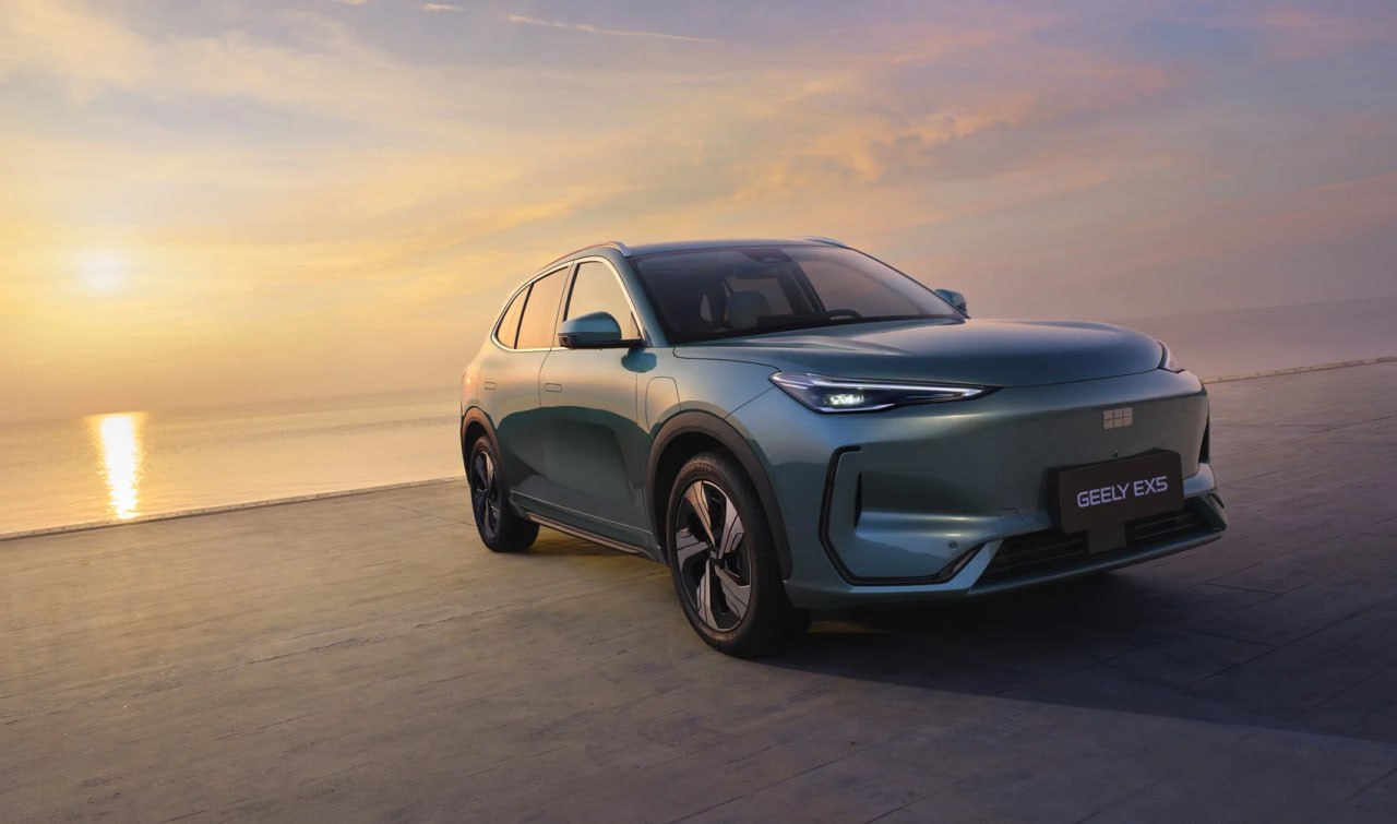 "БЕЛДЖИ" начал производить электромобили Geely EX5, они уже есть в салонах, пишет БелТА со ссылкой на директора завода Геннадия Свидерского По его словам, эта модель раньше в Беларуси не производилась, машины завозились из Китая. EX5 - это первая модель, которая собиралась уже на заводе, то есть имеет белорусский ВИН-код. И у нас есть программы постановки ее на крупноузловую сборку. Благодаря этой модели можно сказать, что завод "БЕЛДЖИ" начинает производство электромобилей", - сказал он.
