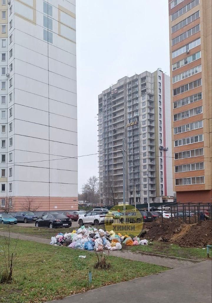 Жители четырех многоквартирных домов 19 20 21 23 в микрорайоне Планерная недовольны строительством мега помойки прям во дворе их домов Вместо контейнерных площадок у каждого из 4 х домов началось строительство одной единой большой мусорной площадки прямо между жилыми зданиями Факты которые возмущают жителей 1 Решение принято административно без учета мнения жильцов 2 Планируется установить до 20 контейнеров для отходов со всех 4 х домов Под это дело уже изъято некоторое количество парковочных мест с которыми и так напряг 3 Жители считают что площадка нарушает СанПиН 2 1 3684 21 Она находится в недопустимой близости к жилым домам зоне отдыха и электрическим сетям 4 Пока идёт стройка контейнеры у домов убрали а мусор складируется на газонах и не убирается крысам на радость 5 Обращения жителей пока остаются без действенной реакции Жители просят разработать новое законное решение по контейнерным площадкам в соответствии с санитарными нормами а так же вывезти завалы мусора и восстановить нормальный сбор ТКО tipkhimki