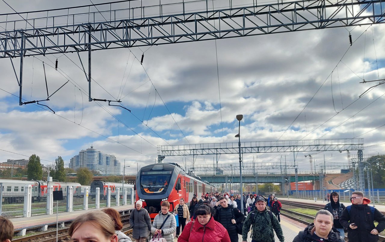 Вот оно что. Губернатор Слюсарь сообщил, что Городская электричка должна стать не просто альтернативным видом транспорта, а полноценной частью транспортной системы Ростова  Над ее перенастройкой сейчас вместе работают областной минтранс, мэрия города и эксперты из Москвы. Сегодня электричками ежемесячно пользуются более 21 тысячи пассажиров. Маршруты связывают большинство районов города, в том числе те, куда добраться в часы пик сложно. В развитии ЖД транспорта видим перспективы.  В 2025-ом году введем единый пересадочный билет на базе карты «Простор» - пока в тестовом режиме. Если в течение часа пассажир пересаживается из автобуса на электричку или наоборот, то оплатить нужно будет только билет в автобусе. Это позволит экономить расходы на проезд и не тратить время в пробках. Чтобы электрички стали более удобным видом транспорта, расписание поездов будет корректироваться под пожелания горожан.  Проработаем и вопрос создания новых станций: в районе ул. Соловьиной и вблизи жилого микрорайона «Красный Аксай», чтобы еще больше жителей могли пользоваться железнодорожным транспортом. Комплексно будем решать и вопросы движения автобусов, троллейбусов и трамваев.  ‼ Как вам предложение ростовчане? А то все метро, скоростной трамвай, монорельс.    Будет старая добрая электричка !   -Rostov.ru