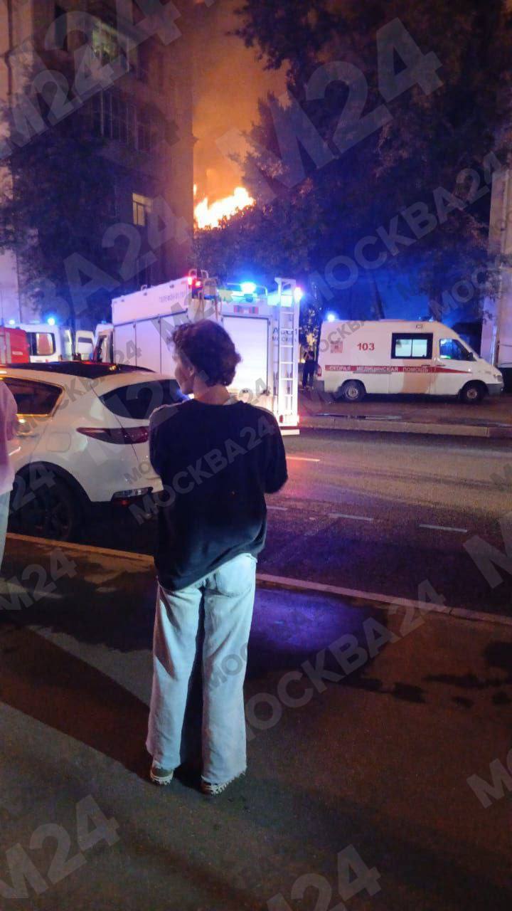 На Мытной загорелась квартира в четырёхэтажном доме. На месте оперативные службы. «ЮАО, Мытная улица, д. 25, корп. 1. Пожар в четырехэтажном жилом доме. Горит квартира на четвертом этаже. По прибытии первых пожарно-спасательных подразделений из окон четвертого этажа наблюдалось открытое горение. Три человека прыгнули из окон», — пишет АГН «Москва» со ссылкой на свой источник. / Наши каналы