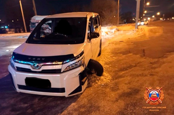 ДТП в котором погиб водитель произошло Иркутске Водителю автомобиля Тойота Вокси стало плохо во время движения Мужчина потерял сознание и автомобиль врезался в препятствие В результате ДТП 64 летний мужчина скончался на месте Два пассажира находившиеся в салоне автомобиля не пострадали Все произошло сегодня утром у строения 122 по улице Лермонтова между остановками Институт МВД и Госуниверситет Подписаться на канал