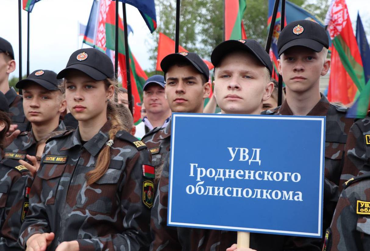В Центре подготовки кадров МВД стартовал первый соревновательный день военно-патриотической игры «Зарница» Юные патриоты ВПК «Мужество» с большим рвением к победе проходят сложные испытания. Ребят приехали поддержать руководство УВД Гродненского облисполкома и делегация милиции Принеманья. Желаем удачи!