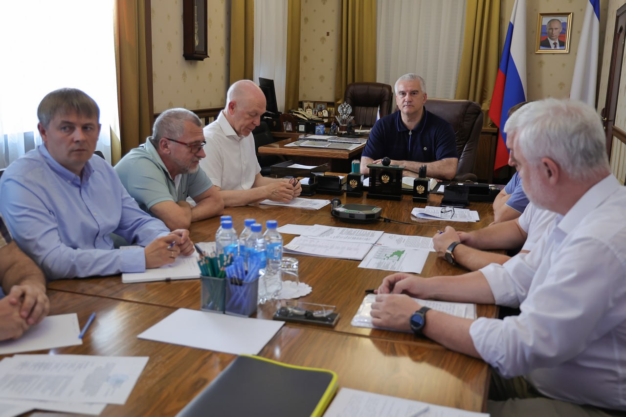 Сегодня с рабочей группой обсудили разработку проектно-сметной документации для строительства Мартовского и Солнечногорского водохранилищ, что позволит гарантированно обеспечить водой население Ялты и Алушты. В настоящее время на объектах проводятся геологические, инженерно-геодезические, археологические и гидрометеорологические изыскания. Реализация данных проектов важна для Южного берега, поэтому наша принципиальная задача – построить водохранилища в максимально сжатые сроки. Все технические решения должны быть грамотными и эффективными. Как можно большее количество процессов должно вестись параллельно. Этапность работ нужно спланировать таким образом, чтобы приступить к строительно-монтажным работам сразу. Все спорные вопросы должны решаться в течение одного дня. Учитывая опыт, имеющийся у экспертов рабочей группы, уверен, выход можно найти из любой ситуации. Также важно в этом смысле избегать излишней бюрократии. Со своей стороны готов оказывать необходимое содействие.