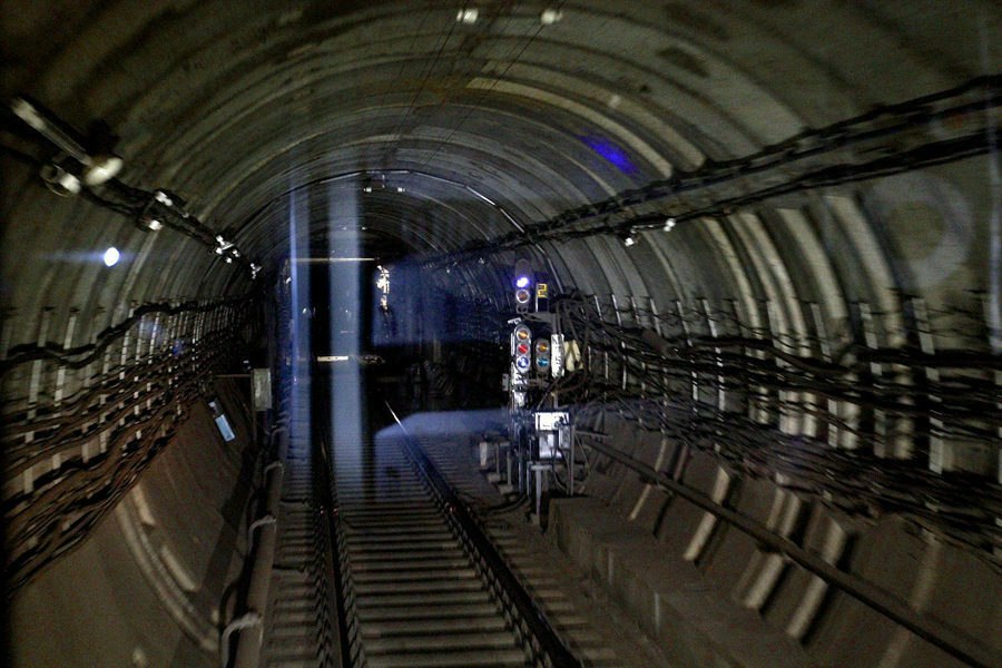 Две новые станции метро утвердили в планировке Новосибирска Согласно документу зелёную ветку планируют продлить до пересечения Гусинобродского шоссе и улицы Волочаевской На этом месте создадут пересадочный узел Молодёжная Она будет включать станцию метро трамвайные остановки и остановки безрельсового общественного транспорта Также появятся перехватывающие парковки Ещё один узел планируют построить на перекрёстке Гусинобродского шоссе и улицы Доватора Там будет расположена станцию метро Гусинобродская Подробнее читайте по ссылке     INFOPRO54 Источник фото Infopro54 автор Ростислав Нетисов