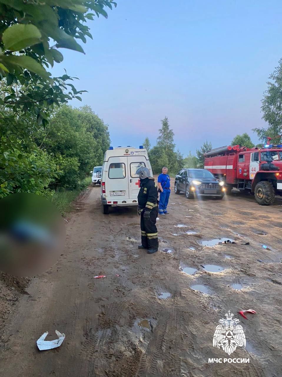 Сегодня, в вечернее время сотрудники 4 4 ПСЧ ликвидировали последствия ДТП в районе населенного пункта Красуха Осташковского МО, где мотоциклист не справился с управлением и совершил столкновение с автомобилем «УАЗ». Мотоциклист погиб на месте.