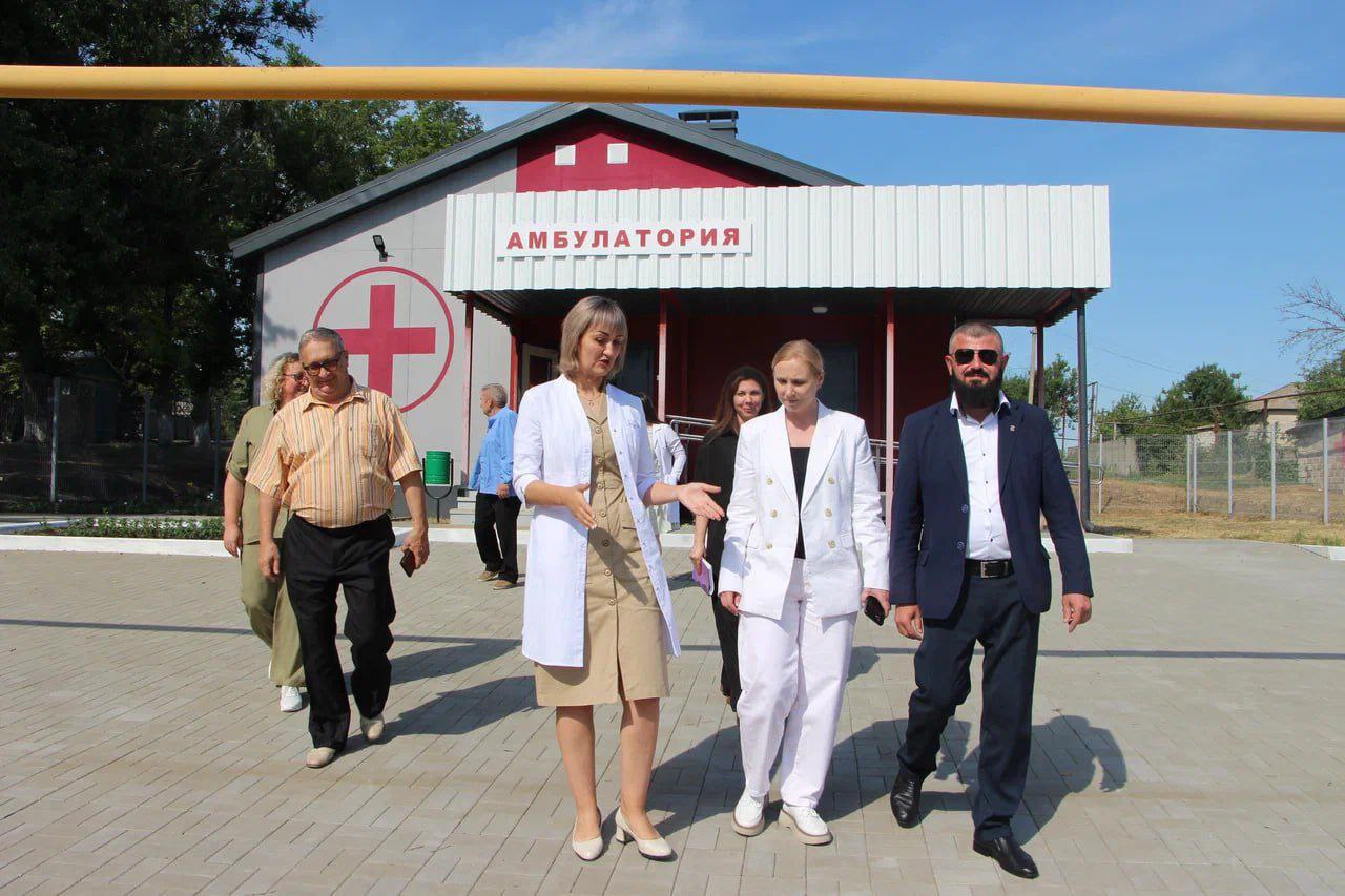 Продолжила рабочий визит Анна Рослякова в Меловском муниципальном округе Совместно с главой Меловского муниципального округа Олегом Савченко посетила ФАП в селе Новострельцовка. Он был построен и сдан в эксплуатацию в 2024 году регионом-шефом — Костромской областью. В медицинском учреждении помощь получают около тысячи жителей. Главный врач Меловской районной больницы познакомила с врачом - терапевтом Ирадой Ханахмедовой, которая приехала в Меловое из Дагестана по программе «Земский доктор». По словам врача, в бытовом устройстве всё отлично, а работать в таких комфортных условиях - удовольствие. Анна Рослякова ознакомилась с филиалом «Новострельцовский сельский дом культуры», где меняют кровлю благодаря субсидии из федерального и регионального бюджетов. Сумма субсидии составила 5 млн рублей. С рабочим визитом побывала на меловском маслозаводе, который в 2022 году возобновил свою работу после 10 лет простоя. В январе 2024 года завод вступил в свободную экономическую зону. Трудятся там уже 250 человек. Директор завода рассказал, что в 2026 году планируется открытие цеха экстракции. - Очень важно, что в каждом муниципалитете появляются производства, инвесторы. Это важно не только для экономики. Это важно в целом для жителей. Ведь социально ответственный бизнес будет участвовать и в благоустройстве населенных пунктов, и в организации мероприятий, и в помощи конкретным людям, - отметила первый заместитель руководителя Администрации Главы ЛНР. По традиции Анна Рослякова в завершение поездки уделила внимание историческим объектам.