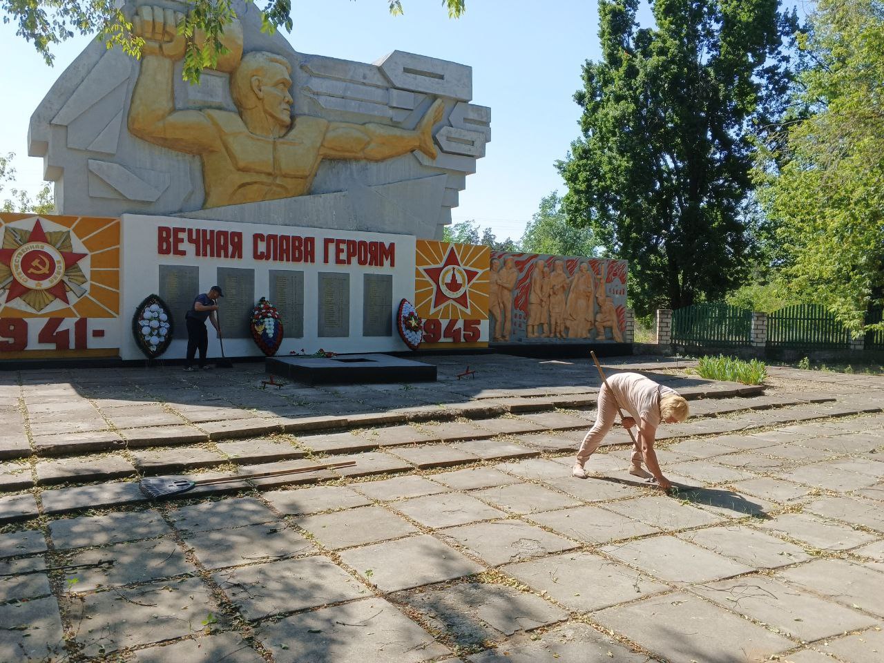 Порядок и благоустройство в Гладковском сельском поселении С наступлением лета особое внимание уделяется благоустройству территорий — это важный шаг к созданию комфортной и уютной среды для жизни. Сотрудники МКУ «Благоустройство Голопристанского МО» провели покос травы в Гладковском сельском поселении. Работы выполнены, в том числе, у Мемориального комплекса «Обелиск Славы». Проведение субботников и санитарных мероприятий позволяет поддерживать чистоту общественных пространств и мест исторической памяти, а также способствует улучшению экологического состояния округа. #ГолаяПристаньСегодня #Голопристанскийокруг Подписаться во ВКонтакте Подписаться в Одноклассниках