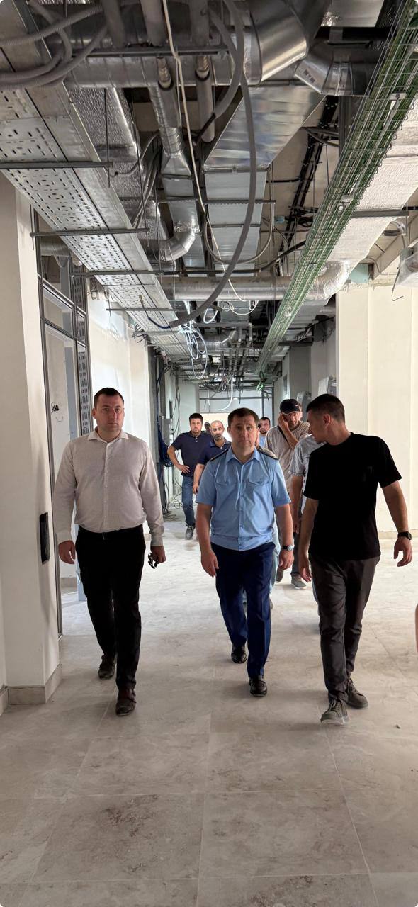 Прокурором Динского района осуществлен выезд на объект строительства здания поликлиники в ст. Новотитаровской на 600 посещений На территории Динского района в ст. Новотитаровской завершается возведениеполиклиники на 600 посещений в смену, в том числе 350 взрослых и 250 детских, строящейся в рамках национального проекта «Здравоохранение». Прокурором района Игорем Фадеевым проинспектирован ход работ, включая соответствие срокам и качеству их выполнения. В результате выезда прокуратурой района обращено внимание на необходимость соблюдения требований строительных норм и правил, недопустимость ослабления темпов ведения работ. Кроме того, представителям подрядчика и заказчика дополнительно разъяснена ответственность за несоблюдение сроков сдачи объекта в эксплуатацию.