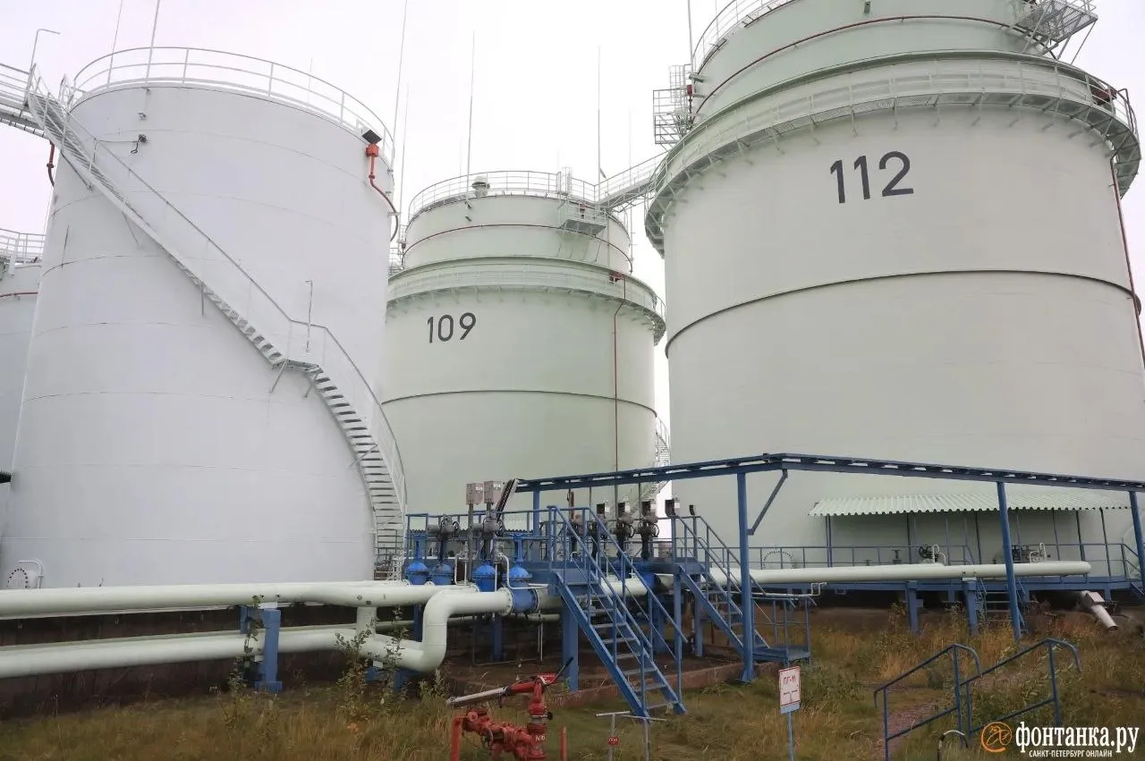Газпром активно готовится к началу поставок газа в Китай по новому дальневосточному маршруту Для этого специалисты монтируют оборудование на газоизмерительной станции в Дальнереченске сообщили в пресс службе компании Дальневосточный маршрут поставок газа перспективный экспортный коридор из России в Китай Он предусматривает транспортировку газа с шельфовых месторождений Сахалина через Хабаровский край и Приморье включая район Дальнереченска до границы с КНР Работу над проектом и стратегическое партнерство во время встречи в Пекине обсудили глава Газпрома Алексей Миллер и председатель совета директоров Китайской национальной нефтегазовой корпорации CPC Дай Хоулян Стороны подчеркнули что крупнейшая в восточной России магистральная газотранспортная система Сила Сибири открытая в 2019 году доказала свою надежность и эффективность Второй год подряд плановая профилактика инфраструктуры прошла без остановки поставок что по мнению экспертов говорит о технологической гибкости и востребованности российского газа на китайском рынке В рамках работы над дальневосточным маршрутом поставок газа оборудование готовят не только в Приморье но и на китайской стороне там с начала 2024 года строят газопровод Хулинь Чанчунь Он соединится с российским газопроводом на трансграничном участке Хулинь Дальнереченск Запустить новый маршрут планируют в январе 2027 года Предполагается что он обеспечит поставку до 12 миллиардов кубических метров газа в год Соответствующий приказ о сотрудничестве подписал Владимир Путин  Подписаться в MAX