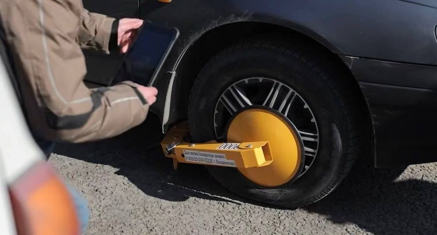 Владивосток закручивает гайки на колёсах нарушителей правил парковки ждёт блокировка Начиная с этой недели во Владивостоке дорожники будут устанавливать специальные блокираторы на колёса автомобилей которые не соблюдают правила парковки   ВСЕ ПОДРОБНОСТИ ЧИТАЙТЕ УЖЕ НА PRIMPRESS PRIMPRESS в MAX ДЗЕН ЧАТ БОТ