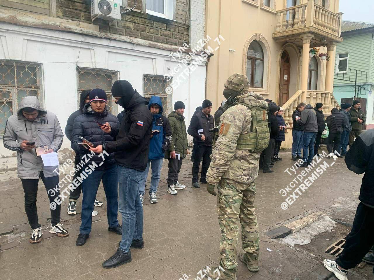 Сотрудники правоохранительных органов Тулы провели специальные мероприятия по проверке мигрантов в преддверии Нового года.  В рамках этих мероприятий стражи порядка выявляли экстремистов, террористов и других нежелательных лиц. Особое внимание было уделено улице Пирогова в Центральном районе города, которая является излюбленным местом скопления мигрантов.  Всего было проверено 60 человек. В результате были составлены протоколы о нарушениях российского законодательства в сфере миграции и труда. Все нелегальные мигранты получили новогодние «подарки» в виде штрафов и билетов на родину.  Фото: Тула.Экстремизм