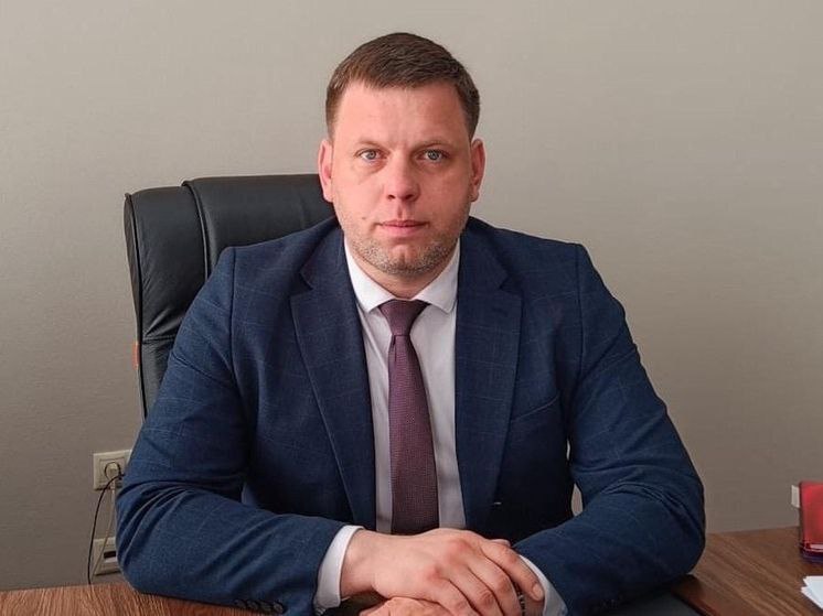 Первый вице-мэр Красноярска Александр Мацак доставлен на допрос. Дома у чиновника прошел обыск. По информации источника 112, оперативные мероприятия связаны с уголовным делом в отношении бывшего шефа Мацака, Владислава Логинова, который, по версии следствия, получил взяток на 180 миллионов рублей от компании "Промстрой" за ремонт городских дорог. В настоящее время Александр Мацак проходит как свидетель.
