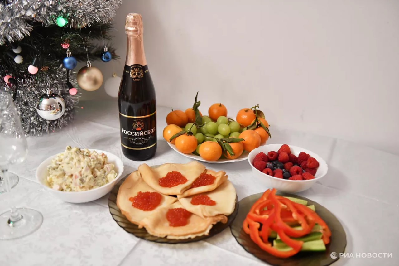 Главными блюдами на новогоднем столе россиян остаются салат Оливье и бутерброды с икрой говорится в исследовании Индилайта и Cozy Home есть у РИА Новости Помимо этого россияне часто включают в праздничное меню мясные сырные и овощные нарезки а также запеченное мясо Подписаться на РИА Новости экономика Все наши каналы