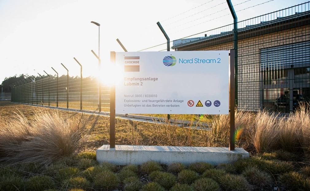 Швейцарская Nord Stream 2 AG оператор Северного потока 2 100 у Газпрома в октябре подала иск в Европейский суд общей юрисдикции с просьбой аннулировать статью которой Евросоюз этим летом ввел санкции против Северных потоков запретив любые связанные с ними операции Компания считает что новое регулирование мешает продолжать другое разбирательство арбитраж с Европейским союзом в рамках Договора к Энергетической хартии инициирован в 2019 году ставит под угрозу всех его участников и требует официального разъяснения До вынесения решения суда Nord Stream 2 попросил трибунал приостановить ход арбитража Представители ЕС не стали возражать против просьбы но заявили что оператор ищет любой предлог чтобы затянуть дело Сильна ли позиция компании и каковы ее шансы на аннулирование санкций в подписке РБК Фото Daniel Reinhardt dpa Global Look Press РБК в Telegram и MAX