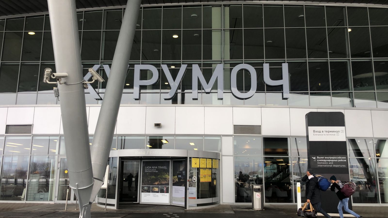 В Самаре 6 мая четыре часа был закрыт аэропорт «Курумоч» на фоне угрозы атаки БпЛА. Ограничения на прием и выпуск воздушных судов аэропорта ввели в 02:00 МСК, а сняли в 06:00 МСК. Задержан десяток рейсов. Объявленная в 02:09 местного времени угроза удара беспилотников сохраняется: