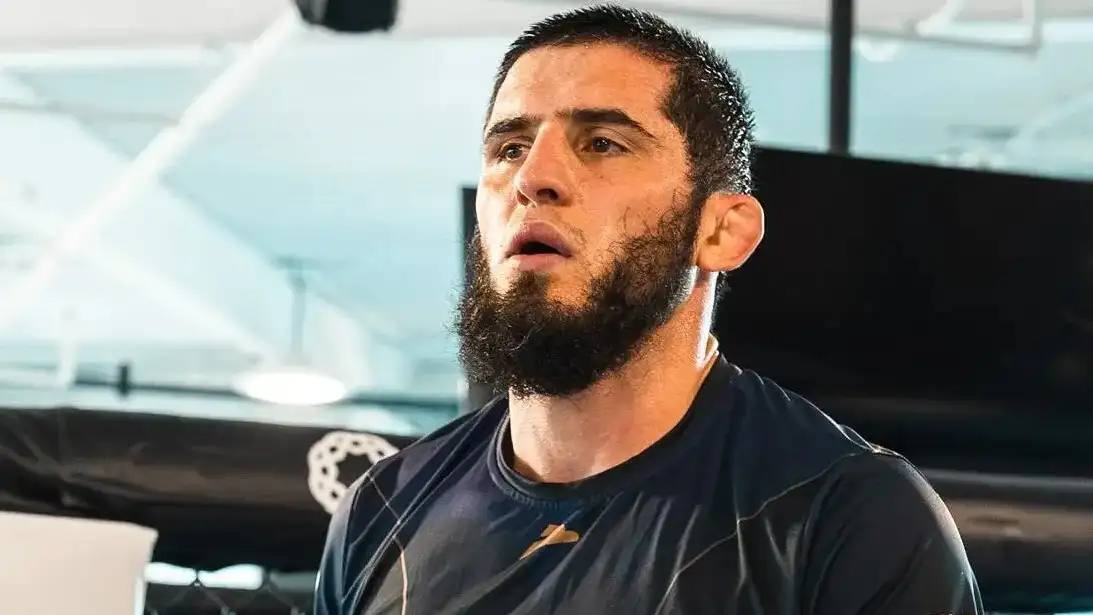 Легенда UFC объяснил успех дагестанских бойцов на примере Хабиба и Махачева Американская легенда UFC Даниэль Кормье поделился впечатлениями от совместных тренировок с лучшими дагестанскими бойцами В 2013 году в наш зал пришли Хабиб Нурмагомедов Ислам Махачев и Ислам Мамедов Мамедов уже закончил карьеру Эти парни пришли и все сразу поняли что они особенные Они очень много трудятся Но у них нет другого выбора Для нас это выбор Ты либо можешь стать чемпионом мира либо пойти на другую работу чтобы заработать денег для семьи Но не эти парни Они обязаны добиваться успеха И когда они это делают то полностью меняют жизнь своим родным и близким Вот почему они добиваются успеха заявил Кормье в интервью Алджамейну Стерлингу 16 ноября Ислам Махачев проведёт титульный бой UFC в полусреднем весе против австралийца Джека Делла Маддалены на турнире UFC 322 в Нью Йорке США t me SPORTARENAKZ
