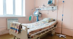 Камчатский Минздрав проводит проверку по факту неоказания медицинской помощи парализованной женщине в городской больнице Вилючинска  В соцсетях появилась информация о вопиющем случае халатного отношения медицинского персонала к пациентам, находящимся в больнице города подводников на Камчатке. Очевидцы утверждают, что пациентка, перенесшая инсульт, лежала на полу палаты и ее игнорировал медперсонал.  На данный момент известно, что посетители пациентки попытались самостоятельно усадить женщину на прикроватный стул, но не справились с задачей и уронили ее. Так как женщина после инсульта находится в непростом эмоциональном состоянии, она не разрешала прикасаться к себе чужим людям – сотрудникам медучреждения. Мы оперативно обратились к специалистам, которые помогли аккуратно поднять женщину весом около 120 кг и уложить ее на кровать. Сейчас ее состоянию ничего не угрожает, - рассказал главный врач городской больницы Вилючинска Абдулгапиз Меджидов.  Минздрав края и руководство медучреждения проводит внутреннюю проверку обстоятельств произошедшего и ведет личный контроль за состоянием пациентки.