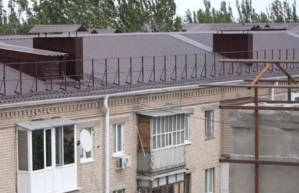 В Мелитополе капитально отремонтируют крыши 17 многоэтажек В Мелитополе продолжаются масштабные работы по обновлению жилого фонда В 2025 году капитальный ремонт кровли проведут в 17 многоэтажных домах. Уже сейчас в активной фазе ремонт на 10 объектах, включая дом по ул. Шмидта, 4. Работы основательные: ⏺ замена или восстановление стропильной системы; ⏺ новая ветро- и пароизоляция; ⏺прочное покрытие из металлочерепицы со сроком службы до 50 лет; ⏺ теплоизоляция; ⏺ монтаж современной водосточной системы. Оставшиеся 7 домов подрядчики начнут ремонтировать в ближайшее время. Параллельно уже формируется список домов на 2026 год. С 2026 года планируется принятие нового нормативно-правового акта, который позволит жильцам самостоятельно собирать средства на капремонт, независимо от бюджетного финансирования – как это работает по всей материковой России. Работы выполняются согласно постановлению правительства Запорожской области и финансируются из областного бюджета при поддержке губернатора Евгения Балицкого. Новый кровельный ресурс – это не только комфорт и тепло, но и забота о будущем всего города! Новый Мелитополь подпишись