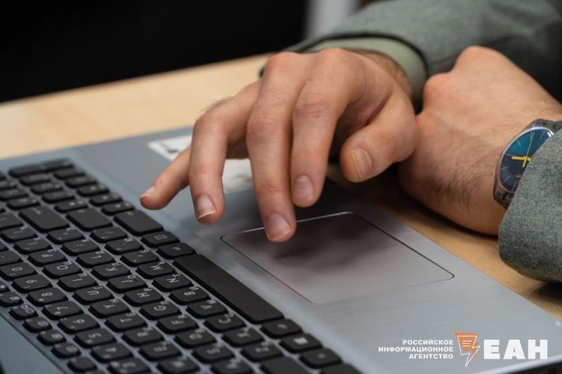 У российских риелторов появились новые инструменты для продвижения бизнеса Авито Недвижимость обновила линейку подписок предлагая профессиональным игрокам рынка расширенные функции Подписка Профи позволяет загружать видео в карточки объектов и получать аналитические отчеты В рамках подписки Лидер доступны интеграция с CRM системами и передача рыночной цены недвижимости по API Эти инструменты помогают агентствам и брокерам увеличить трафик и ликвидность Каждый месяц 27 млн пользователей заходят в раздел Недвижимость на Авито а объявления по категории в сумме набирают по 1 2 млрд просмотров Мы развиваем сервис для профессионалов чтобы они могли продавать быстрее и зарабатывать больше отметил Сергей Еремкин управляющий директор направления вторичной и загородной недвижимости Авито Недвижимости EanNews