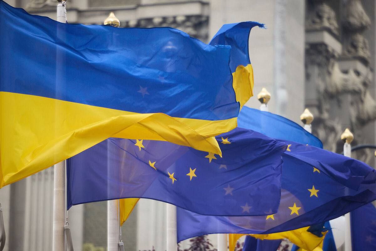 Украина может стать членом ЕС к 2029 году, — еврокомиссар по вопросам добрососедства и расширения Евросоюза Вархейи  «Мы создали дополнительные инструменты для стран Западных Балкан, Молдовы и Украины, чтобы помочь им ускорить проведение реформ. Эти инструменты называются "План роста", "План Украины", в зависимости от страны. И с помощью этого плана мы сделали возможным для Западных Балкан, Молдовы, а также для Украины завершить реформы, чтобы они могли все подготовить и стать членами ЕС к концу следующего мандата Еврокомиссии».  Мандат Еврокомиссии длится 5 лет, следующий завершится к 2029 году.  НАШИ РЕСУРСЫ:   Telegram   Tik-tok   YouTube   RUTUBE