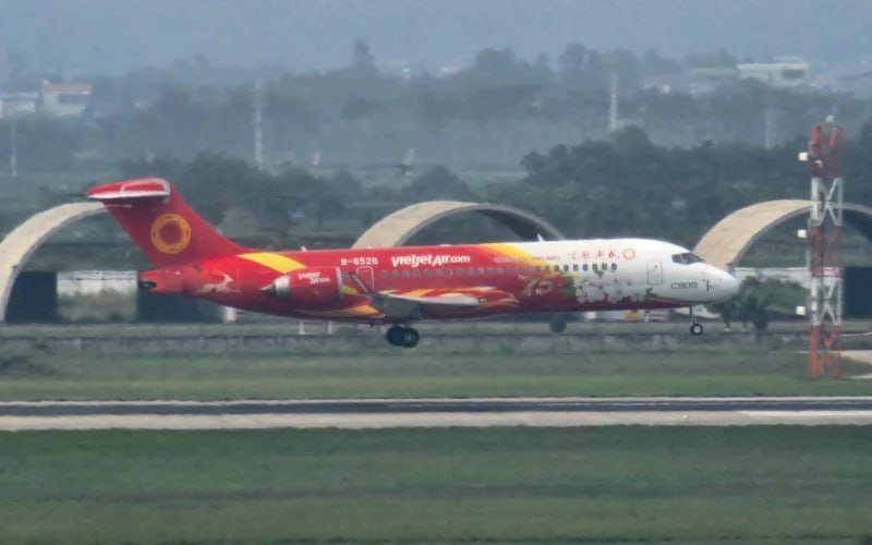 Vietjet отказалась продлевать аренду китайских C909 Вьетнамский лоукостер Vietjet Air решил не продлевать мокрый лизинг двух региональных самолётов от COMAC сообщает Reuters По данным источников агентства решение связано не с техническими характеристиками самолётов а с высокими расходами на иностранные экипажи и техобслуживание а также с регуляторными ограничениями Вьетнама Два C909 ранее известные как ARJ21 700 присоединились к парку Vietjet в апреле 2025 года вскоре после визита председателя КНР Си Цзиньпина в Ханой Самолёты с регистрацией B 656 и B 652G выполняли внутренние рейсы между Кондао VCS Ханоем HAN и Хошимином SGN Последние полёты по этим маршрутам состоялись 17 октября за день до истечения контракта с китайской Chengdu Airlines который не был обновлён Для китайской стороны проект имел символическое значение C909 впервые официально вышел на рынок Юго Восточной Азии где Пекин стремится укрепить свои авиационные позиции COMAC активно продвигает свои машины в регионе ранее в сентябре 2025 года глава AirAsia Тони Фернандес подтвердил что компания ведёт переговоры о покупке C919 Отказ Vietjet хоть и выглядит локальным эпизодом стал неприятным сигналом для Пекина который надеялся закрепить за C909 репутацию надёжного регионального лайнера за пределами Китая Khaikiet27112002 Wikimedia Постфактум COMAC Онлайн проект eMAKS aviasalonmaks