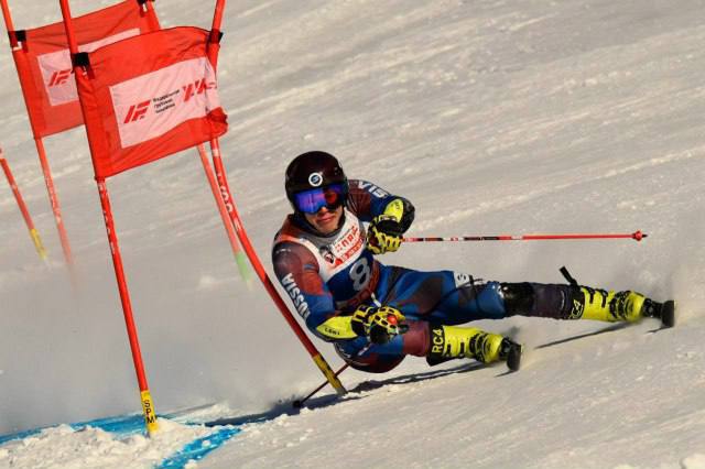 Камчатский горнолыжник Мирон Щербаков завоевал серебро на этапе Кубка России в городе Куса в дисциплине слалом гигант Он уступил победителю всего 0 25 секунды Ещё два камчатских спортсмена вошли в десятку лучших Никита Алёхин занял четвёртое место а Артём Петухов девятое Подписаться Предложка Чат