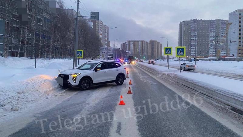 Девушка попала под колеса автомобиля на «зебре» в Сургуте  За минувшие сутки в Югре зафиксировано лишь одно ДТП с пострадавшим и произошло оно в Сургуте. Рано утром на нерегулируемом пешеходном переходе сбили 19-летнюю девушку. Невнимательность, по данным Госавтоинспекции Югры, проявил 56-летний водитель «Хавал». В результате ДТП пешеход получила травмы.  «Проезд пешеходных переходов требует особого внимания и предельной концентрации. Соблюдайте скоростной режим и всегда снижайте скорость своего автомобиля в местах возможного появления пешеходов», — напоминают сотрудники Госавтоинспекции Югры.