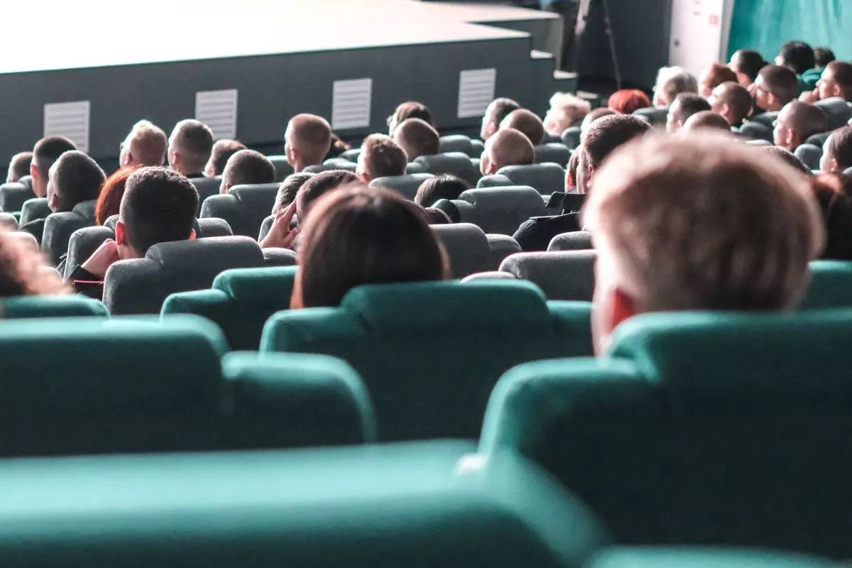 Сказка о царе Салтане в Краснодарском крае собрала в прокате 56 млн рублей Фильм Сарика Андреасяна Сказка о царе Салтане за девять дней проката в Краснодарском крае собрал 56 миллионов рублей Кино посмотрели 135 тысяч зрителей По стране картина за это же время принесла 1 миллиард рублей став четвёртым фильмом в 2026 году преодолевшим эту отметку Лидерами по сборам остаются Чебурашка 6 млрд рублей Простоквашино 2 42 млрд рублей и Буратино 2 39 млрд рублей Кубанские Новости Мы в MAX