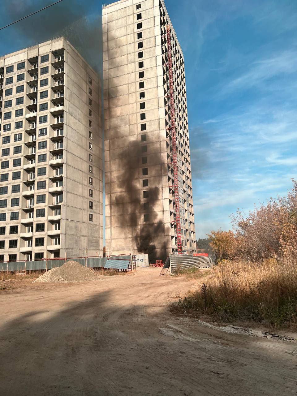 Пожар был в строящемся 24-этажном доме ЖК «Шервуд».  Возгорание ликвидировали на площади 20 квадратных метров. Пострадавших нет.     barnaulgorod  Подписаться   Прислать новость