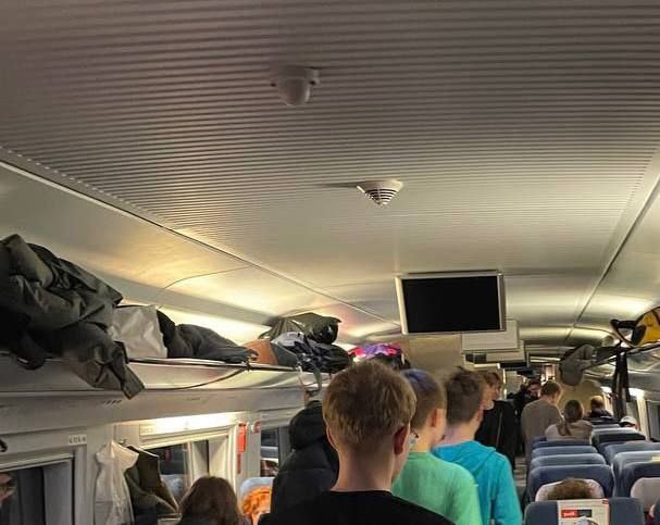 Сапсан из Петербурга в Москву уже больше двух часов стоит на перегоне между Тосно и Ушаками Скорее всего причина техническая За пассажирами отправили другой состав Северо западная транспортная прокуратура начала проверку Если вы в поезде то кидайте нам в бот фото и видео UPD В составе отключили свет его с помощью тепловоза тянут в сторону Москвы Вероятно до ближайшей станции где будет ждать запасной поезд Читай нас в MAX Подпишись на Комсомольскую правду СПб