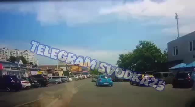 Мопедист врезался в такси во Владивостоке во время трюка