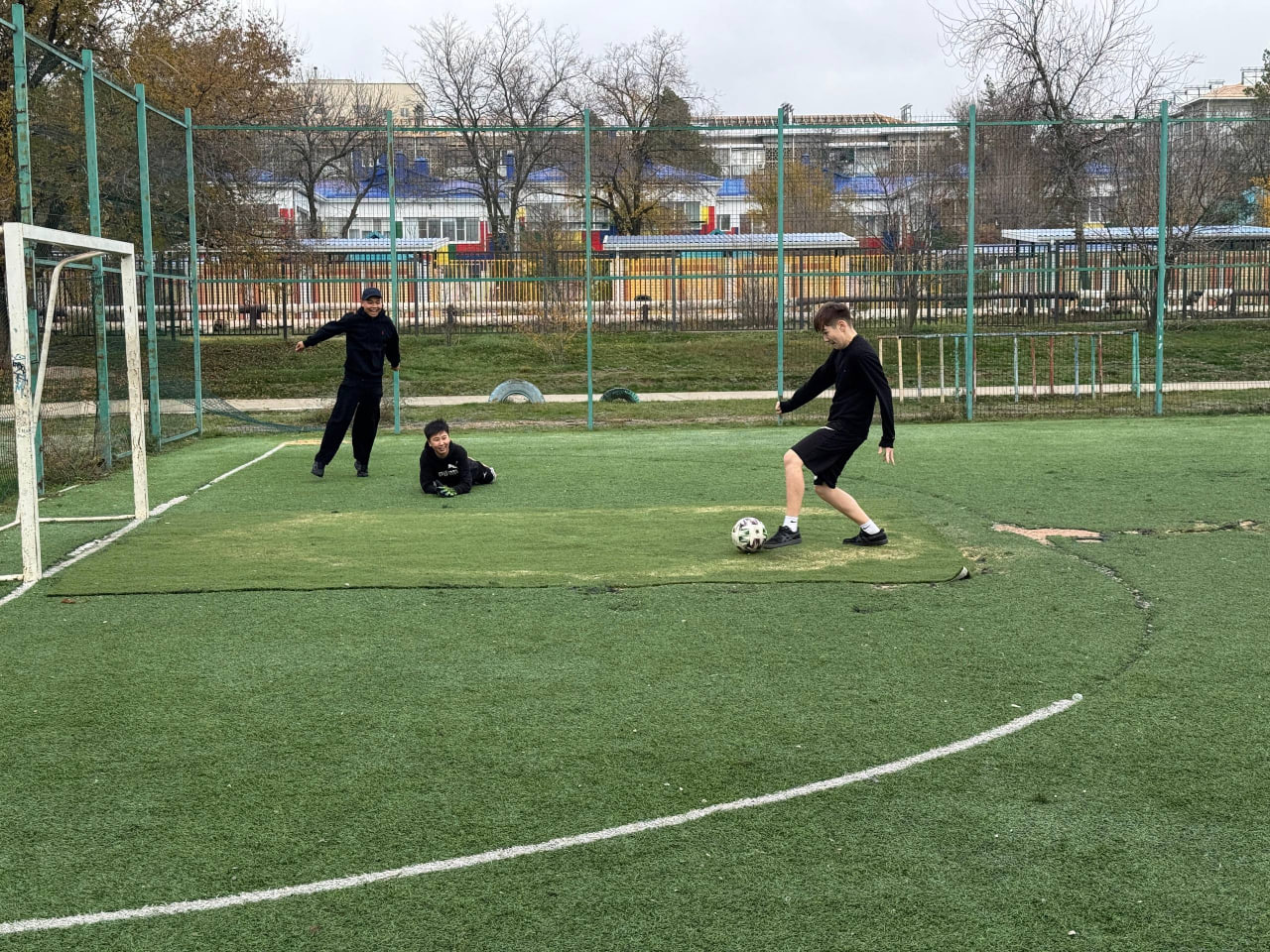 В школах Элисты планируется установка современных спортивных площадок Работа ведётся по поручению Главы Калмыкии Бату Хасикова Состоялась инспекция образовательных учреждений с участием министра физической культуры и спорта Республики Константина Батырова и главы администрации города Алдара Лиджикова В ходе проверки определялись школы которые войдут в программу оснащения умными спортивными объектами Фото Алдар Лиджиков Быть в курсе Прислать новость Также подписывайтесь на наш новостной канал в MAX Вести Калмыкия