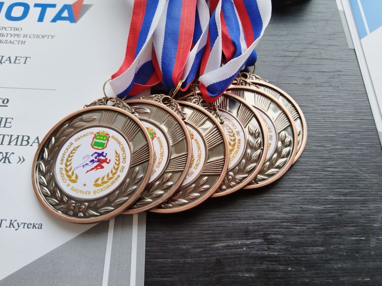 Фестиваль спорта Осенний движ снова пройдёт в Благовещенске В этом году состязания впервые развернутся сразу на двух площадках на стадионе Амур и на ФОК на набережной реки Зея Главными участниками станут команды министерств и ведомств органов государственной власти Амурской области Им предстоит соревноваться в волейболе баскетболе 3 на 3 перетягивании каната дартсе и комбинированной эстафете Кроме того для участников подготовили площадки ГТО Каждый желающий сможет выполнить такие нормативы как прыжок в длину наклоны подтягивания пресс и отжимания Фестиваль стартует 18 сентября и продлится три дня ПОДРОБНЕЕ ЧИТАЙТЕ ТУТ АОТВ