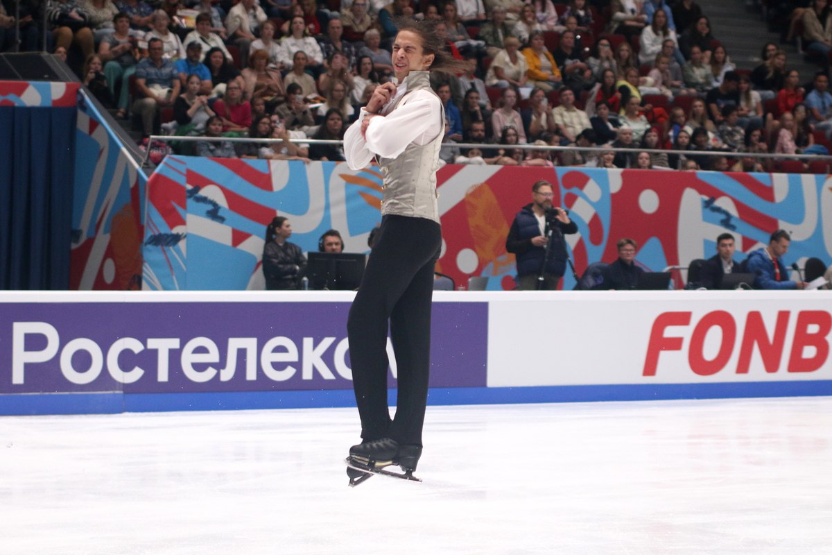 Петр Гуменник лидирует после короткой программы на чемпионате России по фигурному катанию который проходит в Санкт Петербурге За свой прокат он получил 103 77 балла На втором месте Андрей Мозалев 97 16 на третьем Матвей Ветлугин 92 76 Действующий чемпион России Владислав Дикиджи показал восьмой результат 86 90 Произвольную программу одиночники представят 21 декабря Гуменник и Аделия Петросян в сентябре выиграли отборочный турнир в Пекине и 27 ноября первыми из россиян были допущены специальной комиссией МОК к Олимпиаде 2026 Гуменник был четвертым на последнем чемпионате страны но завоевал золото в финале Гран при России Global Look Press Подписаться на РБК Спорт