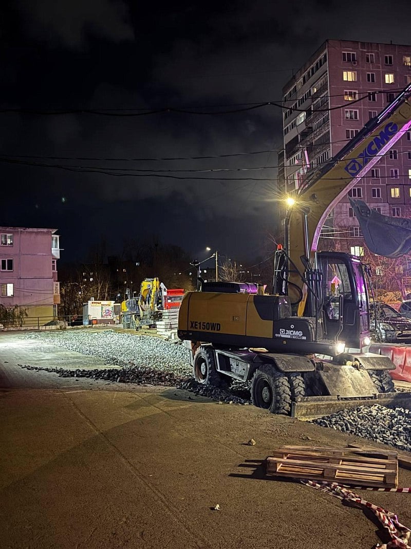 На Океанском проспекте в районе домов № 101, 101а и 107 проводят теплоизоляцию труб. Для этого бригада специалистов очищает их поверхности, наносит грунтовку и эмаль.   Кроме того, вечером была проведена засыпка щебнем на участке в районе Хабаровской, 19 - для освобождения дороги и открытия парковочных мест для личного автотранспорта жильцов.    Сегодня на улице Хабаровской продолжается обратная засыпка и уплотнение в районе домов № 19 и 27б.   В работах задействовано четыре единицы техники и 24 человека рабочего персонала.   Все виды работ по благоустройству территории не влияют на подачу тепла.  #ВПЭС