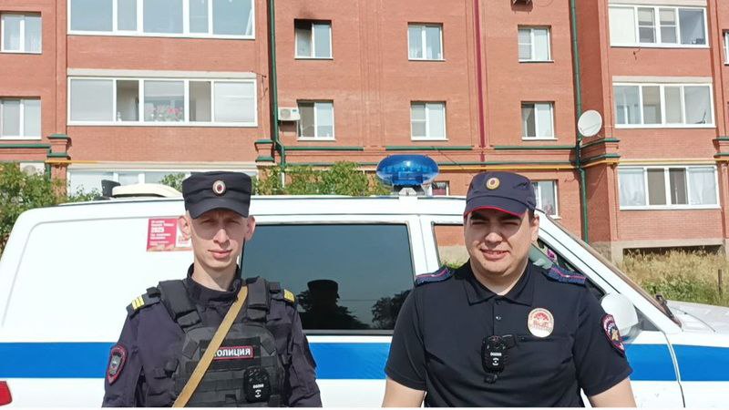 Полицейских Бузулука наградили медалями МВД России за спасение людей на пожаре  Министр внутренних дел России Владимир Колокольцев подписал приказ о награждении полицейских из нескольких регионов России, которые помогли гражданам, оказавшимся в огненной опасности. В числе представленных к наградам - сотрудники ППС полиции МО МВД России «Бузулукский» Оренбургской области, пишет ВестиРама. Полицейские Никита Жулидин и Дмитрий Мельниченко спасли мужчину из задымленной квартиры и эвакуировали жильцов во время пожара. За свой поступок они награждены медалями МВД России «За смелость во имя спасения».
