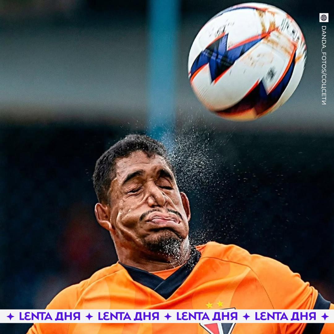 Вратарь отбил мяч лицом и стал мемом В соцсетях расходится фотография 18 летнего голкипера Габриэля Силвы который пропустил пять голов в матче против клуба Ибрачина Один из ударов он всё же решил потащить геройски подставив лицо а фотограф поймал идеальный момент Всего один удар а кипер внешне постарел на 25 лет Подпишись на Ленту дня MAX ТГ