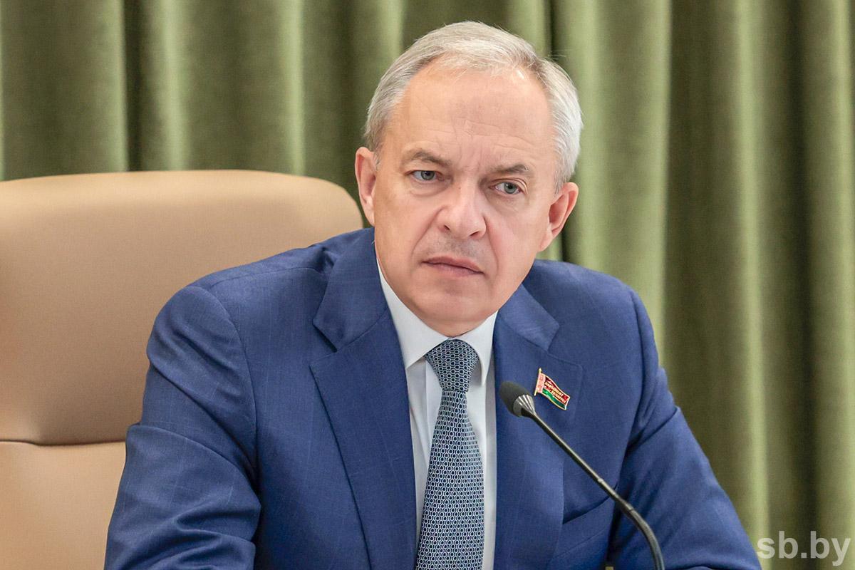 Работа парламентариев по сохранению исторической памяти организована на системной основе Сергеенко Об этом председатель Палаты представителей Национального собрания Игорь Сергеенко заявил в эфире телеканала Беларусь 1 в программе Разговор у Президента Депутатский корпус должен прибавить в своей работе В парламентском портфеле на данный момент находится 21 законопроект Депутатским корпусом на постоянной основе проводится работа по мониторингу цен Формирование законопроектов происходит на плановой основе Сергеенко о приемах граждан это активная форма работы Работа парламентариев по сохранению исторической памяти организована на системной основе Сергеенко Подписывайтесь sbbytoday
