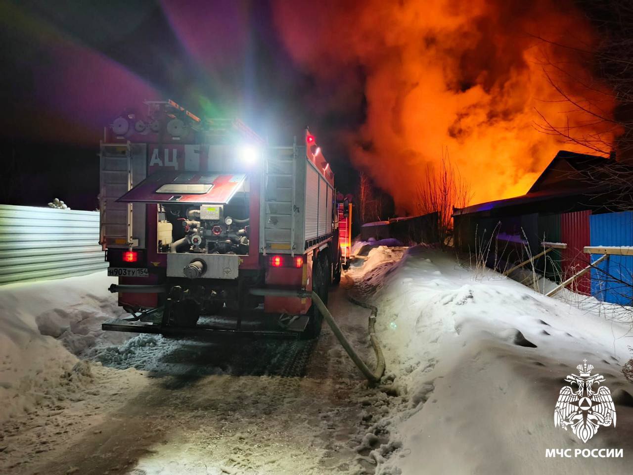 Пожарные Новосибирска спасли 20 куриц и 1 козу во время пожара в селе Новолуговое  Ночью згорелся садовый дом и надворные постройки. Хозяева не пострадали. Пожарные вывели животных и эвакуировали углекислотный баллон из гаража, минимизировав ущерб  Ликвидация открытого горения на площади 124 квадратных метра заняла чуть больше часа. В операции участвовали 16 человек и 4 единицы техники      НОВОСИБИРСК СЕГОДНЯ #Новосибирск