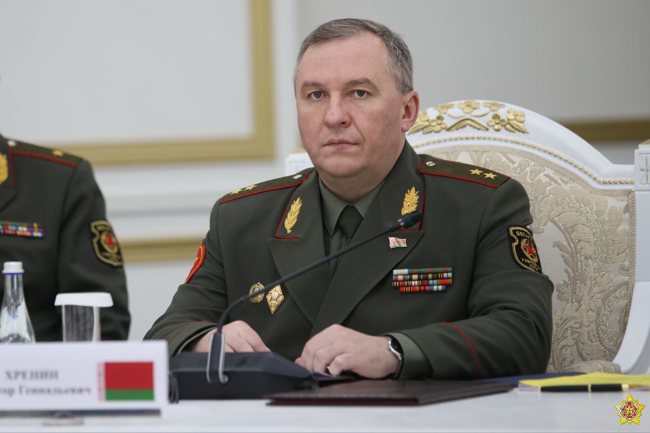 Беларусь и Россия переносят учения «Запад-2025» от западных границ страны вглубь территории Об этом сообщил Министр обороны нашей страны Виктор Хренин. "Делаем это, откровенно говоря, не надеясь на конструктивную ответную реакцию. Делаем в большей степени для демонстрации нашим союзникам и партнерам по всему миру истинно миролюбивой позиции Беларуси". Что это значит? Между нашим Союзным Государством и странами Запада не прекращаются неофициальные контакты. Диалог не прекращается ни на минуту. Где-то сложнее, где-то легче, но он идет. По моим данным, последнее время в процессе таких диалогов наиболее часто поднимался вопрос именно этих учений. Насколько я правильно понимаю, СГ выполняет свою часть каких-то договоренностей в рамках снижения напряженности в Европе и демонстрирует готовность к полноправному диалогу. Что ж, наблюдаем.