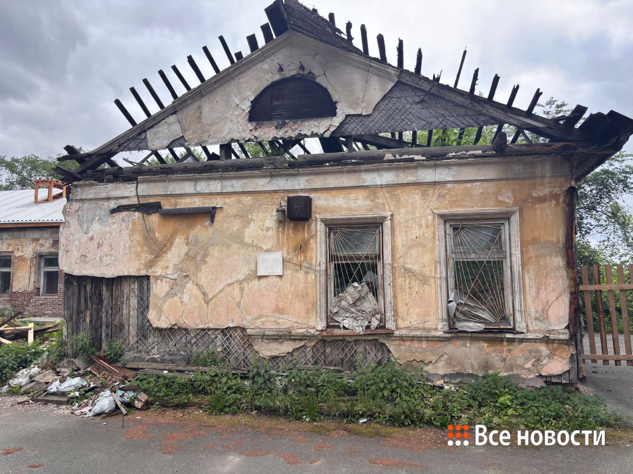 Замурованный ход XIX века обнаружен под зданием музея в Нижнем Тагиле Во время консервации старинного флигеля музея «Горнозаводской Урал» строители обнаружили замурованный проход, отсутствующий на исторических планах. Находка может быть связана с перепланировками XIX века, но её точное назначение ещё предстоит выяснить. Об этом в своих соцсетях рассказал глава города Владислав Пинаев. Флигель главного заводоуправления — памятник архитектуры федерального значения. Ждать ремонта ему предстоит несколько лет, поэтому сейчас то, что осталось от здания, необходимо максимально сохранить. Во время расчистки грунта рабочие наткнулись на кирпичную арку, скрытую под фундаментом. Проход не обозначен ни на одном из сохранившихся чертежей здания. Внутри самого дома также обнаружили заложенные двери и окна, что свидетельствует о многочисленных перепланировках за полтора века. Флигель ждёт реставрации с 2018 года. Пока власти ограничились консервацией, потратив на проект и подготовительные работы более 18,5 млн рублей.