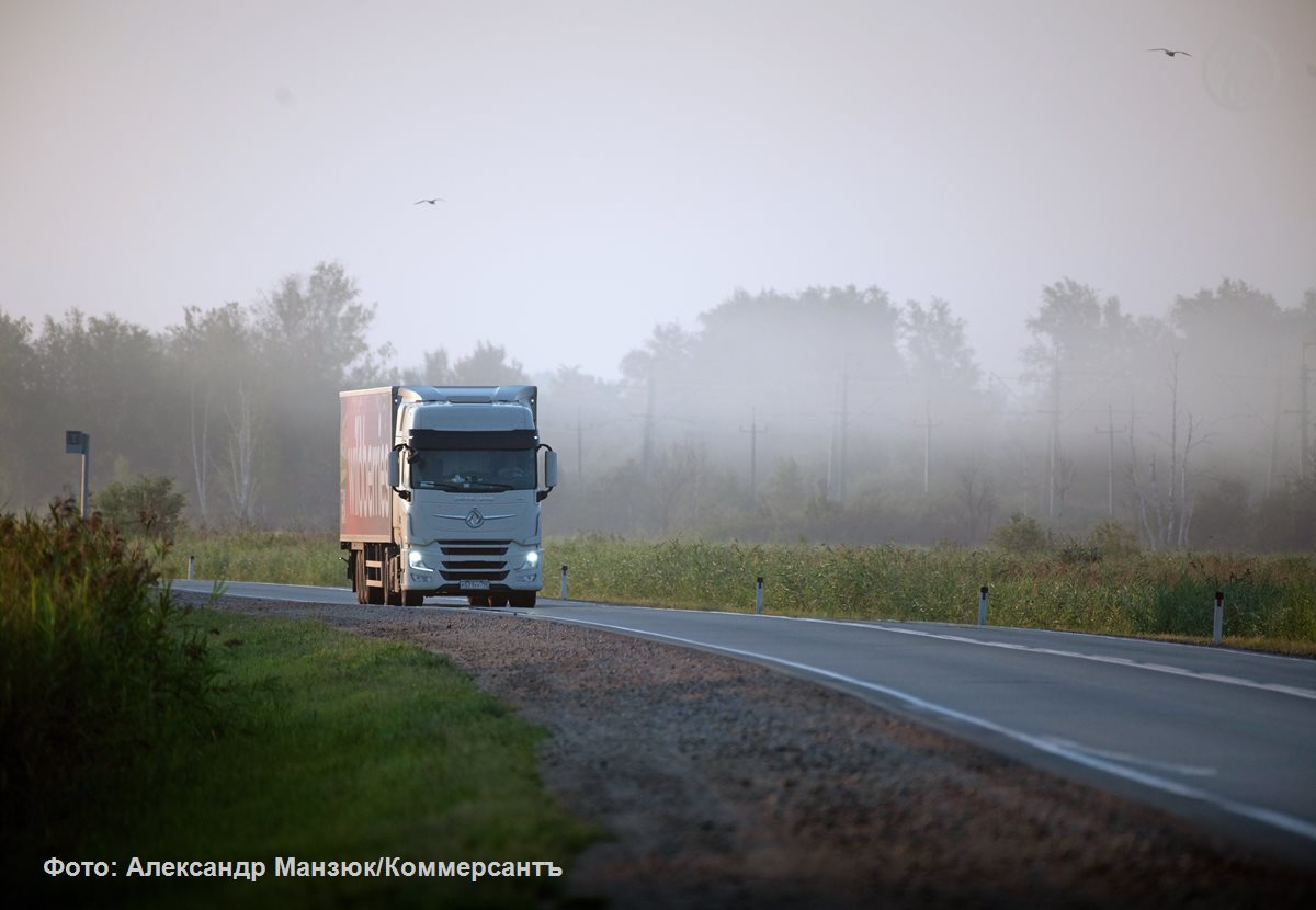В Минтрансе продолжают готовить обоснование для расширения системы Платон и взимания платы за проезд грузовиков не только по федеральным но и региональным трассам Структуры ведомства опубликовали тендер на разработку финансово экономической модели для такого расширения В самом Минтрансе впрочем настаивают что окончательных решений о расширении не принято хотя это уже не первый тендер на эту тему В ведомстве отмечают что говорить о каких либо сроках пока преждевременно сейчас лишь оценивается возможное экономическое влияние разрабатываемого решения Для проведения такой оценки необходимы исследования и моделирование пояснили Ъ в Минтрансе При этом в министерстве отметили что большинство субъектов с обширной дорожной сетью выступают за внедрение такой системы на региональной сети Президент ассоциации Грузавтотранс Владимир Матягин полагает что прежде чем вводить плату за проезд грузовиков в регионах следует отработать стабильную работу Платона на федеральных трассах Он подчеркивает что до сих пор не урегулирован вопрос связанный с пропаданием сигнала на бортовых устройствах и назначением ошибочных штрафов Подписывайтесь на Ъ в Telegram в MAX Оставляйте бусты